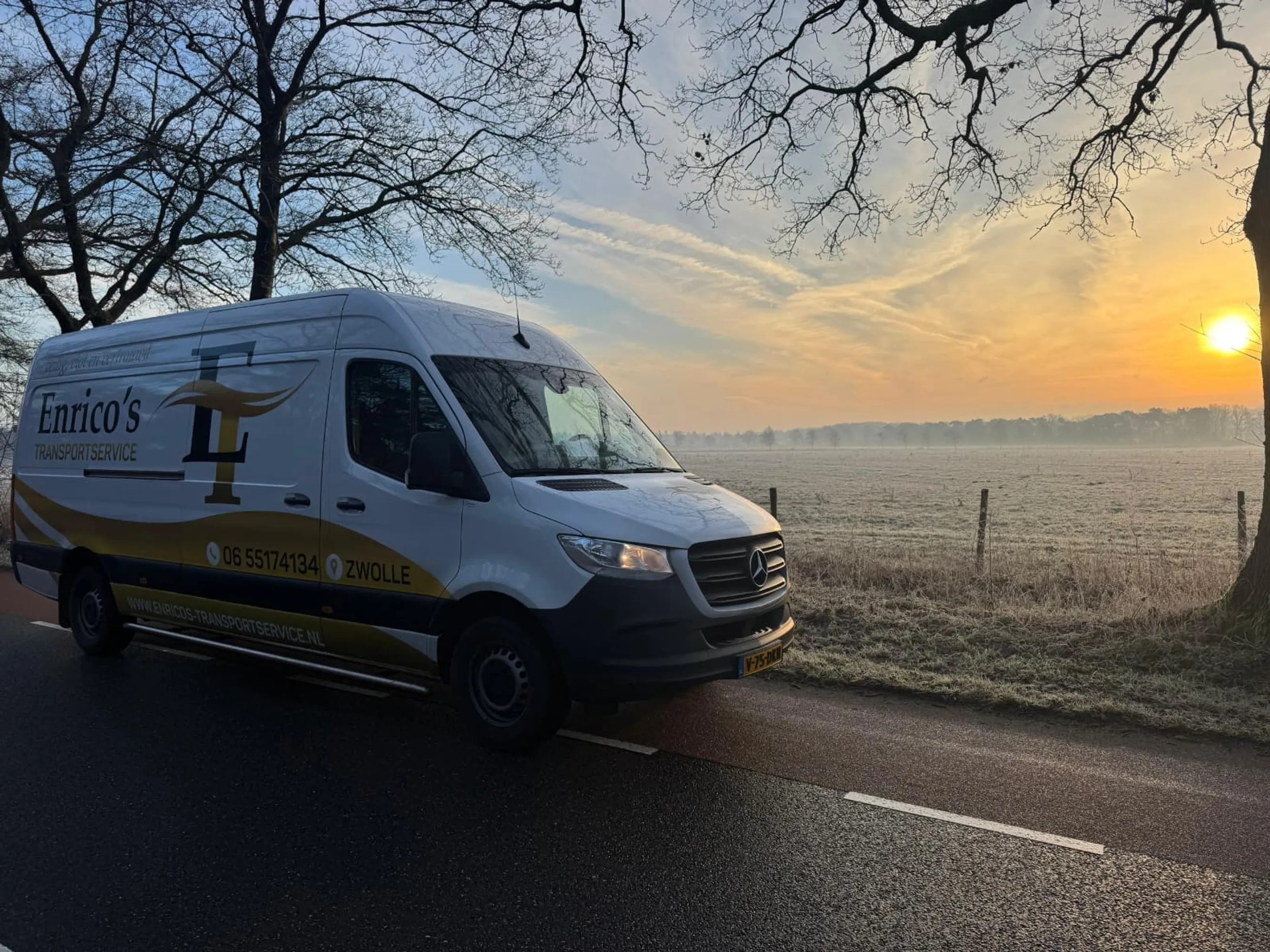 Bus bij zonsopgang